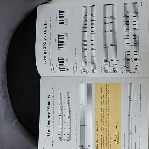 Selling as a bundle piano books . - Picture 6 of 13